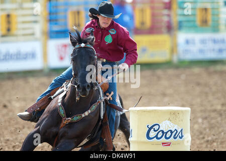 14 avril 2011 - Red Bluff, Californie, États-Unis - Brenda Mays de Terrebonne, ou en compétition durant les courses de barils de mou au niveau de la 2011 Red Bluff Round-Up au District de Tehama Fairgrounds à Red Bluff, CA. (Crédit Image : © Matt Cohen/ZUMAPRESS.com) Southcreek/mondial Banque D'Images
