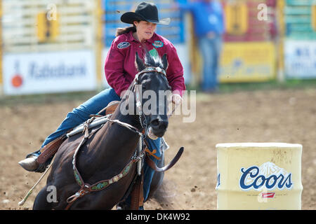 14 avril 2011 - Red Bluff, Californie, États-Unis - Brenda Mays de Terrebonne, ou en compétition durant les courses de barils de mou au niveau de la 2011 Red Bluff Round-Up au District de Tehama Fairgrounds à Red Bluff, CA. (Crédit Image : © Matt Cohen/ZUMAPRESS.com) Southcreek/mondial Banque D'Images