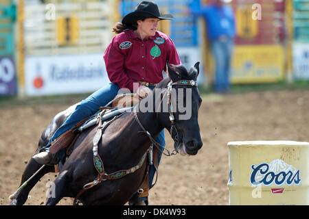 14 avril 2011 - Red Bluff, Californie, États-Unis - Brenda Mays de Terrebonne, ou en compétition durant les courses de barils de mou au niveau de la 2011 Red Bluff Round-Up au District de Tehama Fairgrounds à Red Bluff, CA. (Crédit Image : © Matt Cohen/ZUMAPRESS.com) Southcreek/mondial Banque D'Images