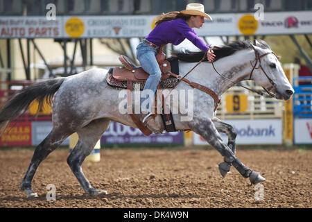 14 avril 2011 - Red Bluff, Californie, États-Unis - Jaymie Leach de Roseburg, ou en compétition durant les courses de barils de mou au niveau de la 2011 Red Bluff Round-Up au District de Tehama Fairgrounds à Red Bluff, CA. (Crédit Image : © Matt Cohen/ZUMAPRESS.com) Southcreek/mondial Banque D'Images