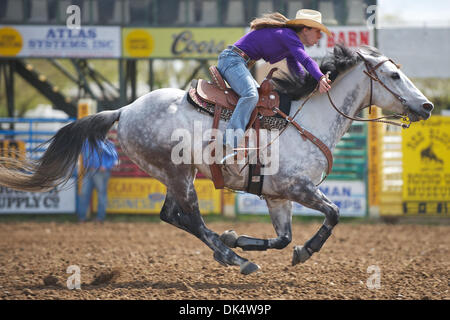 14 avril 2011 - Red Bluff, Californie, États-Unis - Jaymie Leach de Roseburg, ou en compétition durant les courses de barils de mou au niveau de la 2011 Red Bluff Round-Up au District de Tehama Fairgrounds à Red Bluff, CA. (Crédit Image : © Matt Cohen/ZUMAPRESS.com) Southcreek/mondial Banque D'Images