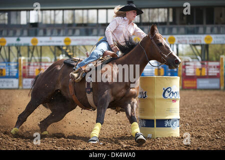 14 avril 2011 - Red Bluff, Californie, États-Unis - Christina Richman de Glendora, ca fait concurrence pendant les courses de barils de mou au niveau de la 2011 Red Bluff Round-Up au District de Tehama Fairgrounds à Red Bluff, CA. (Crédit Image : © Matt Cohen/ZUMAPRESS.com) Southcreek/mondial Banque D'Images