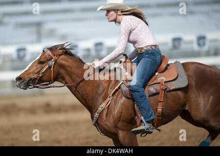 14 avril 2011 - Red Bluff, Californie, États-Unis - Lexie de Redmond, brut ou en compétition durant les courses de barils de mou au niveau de la 2011 Red Bluff Round-Up au District de Tehama Fairgrounds à Red Bluff, CA. (Crédit Image : © Matt Cohen/ZUMAPRESS.com) Southcreek/mondial Banque D'Images