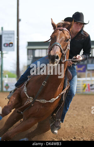 14 avril 2011 - Red Bluff, Californie, États-Unis - Reiney éclosent d'Ukiah, ca fait concurrence pendant les courses de barils de mou au niveau de la 2011 Red Bluff Round-Up au District de Tehama Fairgrounds à Red Bluff, CA. (Crédit Image : © Matt Cohen/ZUMAPRESS.com) Southcreek/mondial Banque D'Images