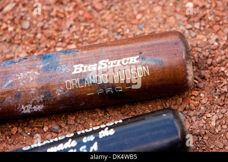 14 avril 2011 - Houston, Texas, États-Unis - San Diego 2B Hudson Orlando bat jette sur le terrain avant le jeu avant de prendre sur les Astros de Houston. (Crédit Image : © Juan DeLeon/global/ZUMAPRESS.com) Southcreek Banque D'Images