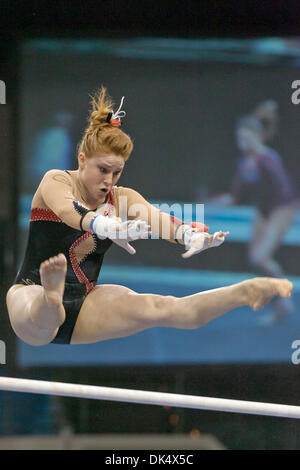 15 avril 2011 - Cleveland, Ohio, États-Unis - CHRISTA TANELLA de la Géorgie est en concurrence sur les barres lors de la demi-finale 2011 National Collegiate Women's Gymnastics Championships au Wolstein Center. (Crédit Image : © Frank Jansky/global/ZUMAPRESS.com) Southcreek Banque D'Images