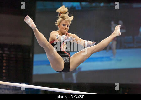 15 avril 2011 - Cleveland, Ohio, États-Unis - Cassidy McComb de la Géorgie est en concurrence sur les barres lors de la demi-finale 2011 WomenÃ•s National Collegiate à championnats le Wolstein Center de Cleveland (Ohio). (Crédit Image : © Frank Jansky/global/ZUMAPRESS.com) Southcreek Banque D'Images