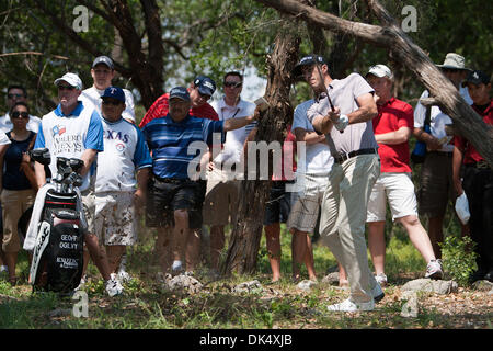 16 avril 2011 - San Antonio, Texas, États-Unis - Geoff Ogilvy de l'Australie frappe un shot de la dure sur le premier trou au cours de la troisième série de Valero Texas Open à San Antonio de la TPC AT&T Oaks bien sûr. (Crédit Image : © Soobum Im/global/ZUMAPRESS.com) Southcreek Banque D'Images