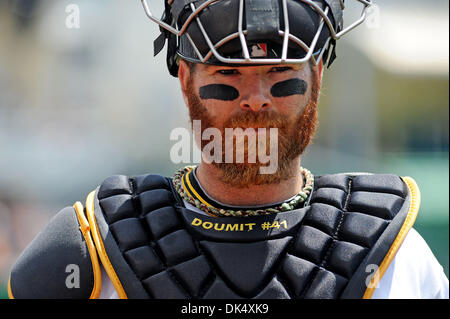 28 avril 2011 - Pittsburgh, Pennsylvanie, États-Unis - Pittsburgh Pirates catcher Ryan Doumit (41) avant le jeu comme les Pirates de Pittsburgh prendre sur les Giants de San Francisco au PNC Park à Pittsburgh, PA...la défaite des Géants Pirates 5-2. (Crédit Image : © Dean Beattie/global/ZUMAPRESS.com) Southcreek Banque D'Images
