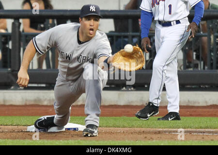 1 juillet 2011 - Flushing, New York, États-Unis - New York Yankees premier but Mark Teixeira (25) Les champs d'une balle au cours de la deuxième manche contre les Mets de New York au Citi Field. (Crédit Image : © Debby Wong/ZUMAPRESS.com) Southcreek/mondial Banque D'Images