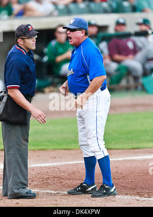 19 juillet 2011 - Fort Worth, Texas, États-Unis - Fort Worth Cats Manager, Stan Hough, a un désaccord avec l'arbitre, Shaylor Smith, au cours de l'American Association of Independent Professional Baseball jeu entre la Rive-Sud, Railcats et Gary le Fort Worth, à l'historique des chats LaGrave Terrain de baseball à Fort Worth, TX. Gary Southshore bat Fort Worth 7 à 3. (Crédit Imag Banque D'Images