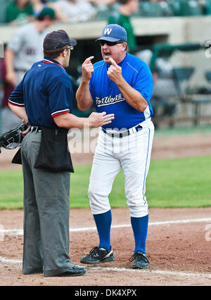 19 juillet 2011 - Fort Worth, Texas, États-Unis - Fort Worth Cats Manager, Stan Hough, a un désaccord avec l'arbitre, Shaylor Smith, au cours de l'American Association of Independent Professional Baseball jeu entre la Rive-Sud, Railcats et Gary le Fort Worth, à l'historique des chats LaGrave Terrain de baseball à Fort Worth, TX. Gary Southshore bat Fort Worth 7 à 3. (Crédit Imag Banque D'Images