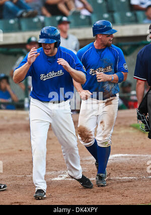 19 juillet 2011 - Fort Worth, Texas, États-Unis - Fort Worth Cats Trent Joueur Lockwood (9) et Fort Worth Cats 1er But John Allen (30) montrent leur mécontentement pour un appel par l'arbitre au cours de l'American Association of Independent Professional Baseball jeu entre la Rive-Sud, Railcats et Gary le Fort Worth, à l'historique des chats LaGrave Terrain de baseball à Fort Worth, TX Banque D'Images