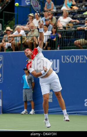 20 juillet 2011 - Norcross, Georgie, États-Unis d'Amérique - Gilles Muller (LUX) sert au cours de la deuxième série. Gilles Muller défait Robby Ginepri en trois manches de 7-6(6), 2-6, 6-2 au deuxième tour de l'action mercredi dans l'Atlanta au Championnat de Tennis Racquet Club du Sud à Norcross, GA. (Crédit Image : © David Douglas/global/ZUMAPRESS.com) Southcreek Banque D'Images