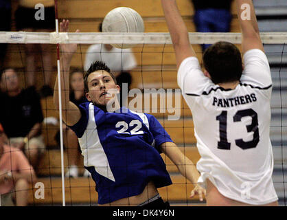 Avril 16, 2011 - Boynton Beach, Floride, États-Unis - BOYNTON BEACH - Palm Beach Gold Classique tournoi de volley-ball garçons finale à Park Vista High School. Ici, Park Vista # 22 Ryan White, à gauche, se prépare à frapper contre les Panthers joueur # 13 Hunter Heide dans le deuxième match de samedi. Park Vista a joué contre le Dr Phillips High School. (Crédit Image : © Libby Volgyes/l'être Palm Banque D'Images