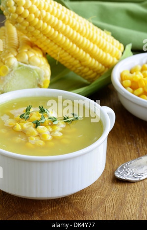 Soupe de maïs jaune frais servi sur une table en bois Banque D'Images