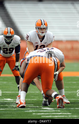 Avril 16, 2011 - Syracuse, New York, États-Unis - Syracuse Orange quart-arrière Ryan Nassib (12 lignes) en place dans le cadre de centre au cours du premier trimestre de l'Assemblée bleu/blanc jeu au Carrier Dome à Syracuse, New York. (crédit Image : © Michael Johnson/ZUMAPRESS.com) Southcreek/mondial Banque D'Images