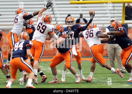 Avril 16, 2011 - Syracuse, New York, États-Unis - Syracuse Orange quarterback Charley Loeb (17) rend le col de la poche dans le deuxième trimestre de l'Assemblée bleu/blanc jeu au Carrier Dome à Syracuse, New York. (crédit Image : © Michael Johnson/ZUMAPRESS.com) Southcreek/mondial Banque D'Images