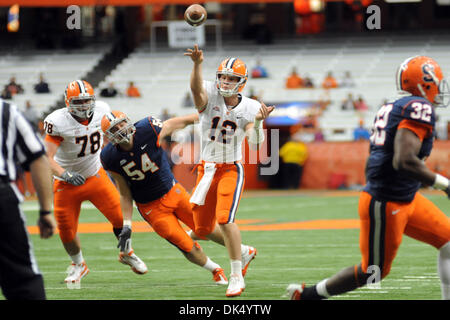 Avril 16, 2011 - Syracuse, New York, États-Unis - Syracuse Orange quart-arrière Ryan Nassib (12) rend le pas de la poche dans le deuxième trimestre de l'Assemblée bleu/blanc jeu au Carrier Dome à Syracuse, New York. (crédit Image : © Michael Johnson/ZUMAPRESS.com) Southcreek/mondial Banque D'Images