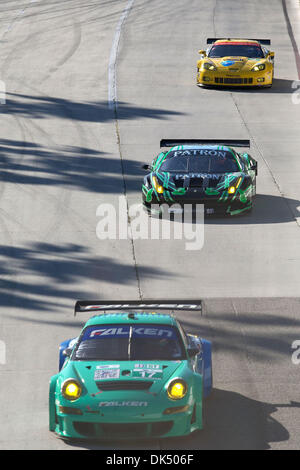 16 avril 2011 - Long Beach, Californie, États-Unis d'Amérique - des voitures de course la tête en bas, par le biais de la voie droite dirigée pour tourner à 6 au cours de la American LeMans course à travers les rues de Long Beach, Californie (Image Crédit : © Tony Leon/ZUMAPRESS.com) Southcreek/mondial Banque D'Images