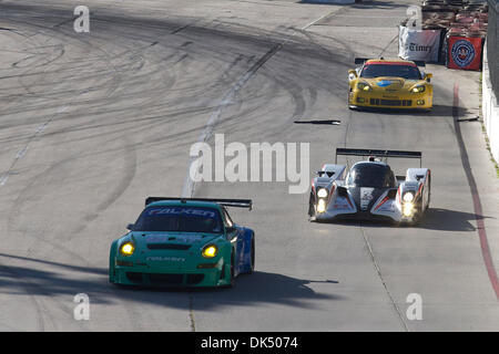 16 avril 2011 - Long Beach, Californie, États-Unis d'Amérique - les conducteurs à éviter les débris comme les sortir du tour 5 au début de la voie droite. Au cours de l'American LeMans Series course à travers les rues de Long Beach, Californie (Image Crédit : © Tony Leon/ZUMAPRESS.com) Southcreek/mondial Banque D'Images