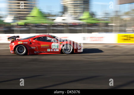 16 avril 2011 - Long Beach, Californie, États-Unis d'Amérique - La # 62 Ferrari F458 Italia chefs à l'épingle à son tour au cours de l'American LeMans Series course à travers les rues de Long Beach, en Californie. (Crédit Image : © Tony Leon/ZUMAPRESS.com) Southcreek/mondial Banque D'Images