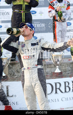 16 avril 2011 - Long Beach, Californie, États-Unis d'Amérique - Gunnar Jeannette soulève deux bouteilles de champagne pour célébrer sa 1ère place dans la catégorie PC win American LeMans Course à travers les rues de Long Beach, en Californie. (Crédit Image : © Tony Leon/ZUMAPRESS.com) Southcreek/mondial Banque D'Images