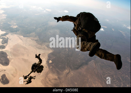 US Air Force pararescuemen affecté à la 82e Escadron de sauvetage expéditionnaire sauter d'une armée de l'air HC-130J Combattre King II le 15 novembre 2013 près du Camp Lemonnier, Djibouti. Banque D'Images