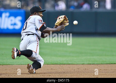 16 avril 2011 - Phoenix, Arizona, États-Unis - San Francisco Giants court arrêt Miguel Tejada (10) fait un arrêt de plongée lors d'un match contre les Diamondbacks de l'Arizona. Les Géants défait les Diamondbacks 5-3 dans le deuxième d'une série de jeux de trois à Chase Field. (Crédit Image : © Chris Pondy/global/ZUMAPRESS.com) Southcreek Banque D'Images