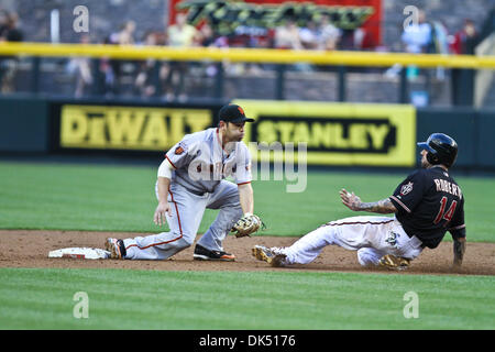 16 avril 2011 - Phoenix, Arizona, États-Unis - Arizona Diamondbacks outfielder Ryan Roberts (14) dias dans le tag de Giants de San Francisco le deuxième but Freddy Sanchez (21). Les Géants défait les Diamondbacks 5-3 dans le deuxième d'une série de jeux de trois à Chase Field. (Crédit Image : © Chris Pondy/global/ZUMAPRESS.com) Southcreek Banque D'Images