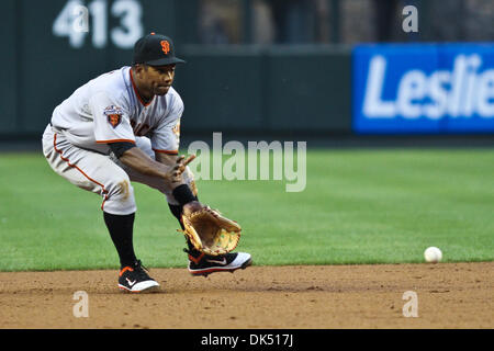 16 avril 2011 - Phoenix, Arizona, États-Unis - San Francisco Giants court arrêt Miguel Tejada (10) attend une Talonnette femme ESD lors d'un match contre les Diamondbacks de l'Arizona. Les Géants défait les Diamondbacks 5-3 dans le deuxième d'une série de jeux de trois à Chase Field. (Crédit Image : © Chris Pondy/global/ZUMAPRESS.com) Southcreek Banque D'Images