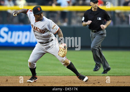 16 avril 2011 - Phoenix, Arizona, États-Unis - San Francisco Giants court arrêt Miguel Tejada (10) Incendies de première lors d'un match contre les Diamondbacks de l'Arizona. Les Géants défait les Diamondbacks 5-3 dans le deuxième d'une série de jeux de trois à Chase Field. (Crédit Image : © Chris Pondy/global/ZUMAPRESS.com) Southcreek Banque D'Images