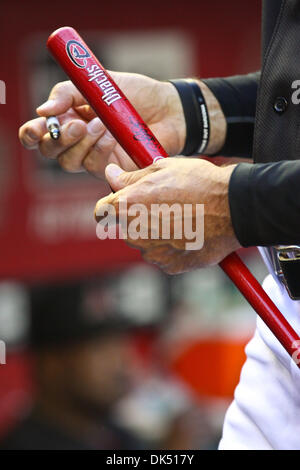 16 avril 2011 - Phoenix, Arizona, États-Unis - Arizona Diamondbacks manager Kirk Gibson signe un bat avant un match contre les Giants de San Francisco. Les Géants défait les Diamondbacks 5-3 dans le deuxième d'une série de jeux de trois à Chase Field. (Crédit Image : © Chris Pondy/global/ZUMAPRESS.com) Southcreek Banque D'Images