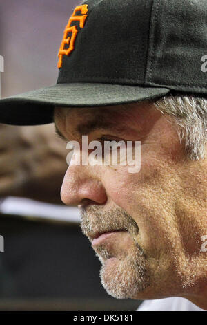 16 avril 2011 - Phoenix, Arizona, États-Unis - San Francisco Giants manager Bruce Bochy observe alors que son équipe joue les Diamondbacks de l'Arizona. Les Géants défait les Diamondbacks 5-3 dans le deuxième d'une série de jeux de trois à Chase Field. (Crédit Image : © Chris Pondy/global/ZUMAPRESS.com) Southcreek Banque D'Images