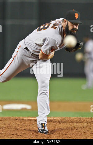 16 avril 2011 - Phoenix, Arizona, États-Unis - San Francisco plus près Brian Wilson (38) offre un emplacement au cours de la neuvième manche d'un match contre les Diamondbacks de l'Arizona. Les Géants défait les Diamondbacks 5-3 dans le deuxième d'une série de jeux de trois à Chase Field. (Crédit Image : © Chris Pondy/global/ZUMAPRESS.com) Southcreek Banque D'Images