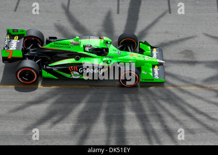 17 avril 2011 - Long Beach, Californie, États-Unis - Danica Patrick conducteur de la voiture # 7 approches GoDaddy tourner quatre au cours de l'Izod Indycar series course à travers les rues de Long Beach. Patrick aurait fini 7e dans l'ensemble 1,96 mile street bien sûr. (Crédit Image : © Tony Leon/ZUMAPRESS.com) Southcreek/mondial Banque D'Images