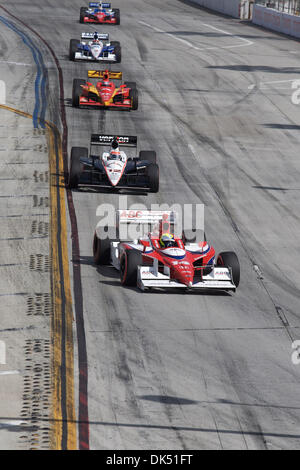 17 avril 2011 - Long Beach, Californie, États-Unis d'Amérique - Pilotes la tête en bas au cours de la tout de suite l'Izod Indycar Series event, un 1,96 mile street cours à travers les rues de Long Beach, en Californie. (Crédit Image : © Tony Leon/ZUMAPRESS.com) Southcreek/mondial Banque D'Images