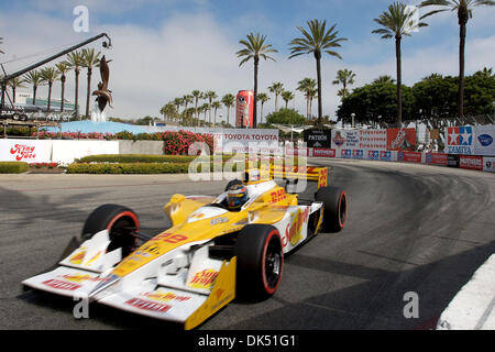 17 avril 2011 - Long Beach, Californie, États-Unis d'Amérique - Ryan Hunter-Reay conducteur de la # 28 Chute Soleil/DHL location et vainqueur de la course de 2010, les vitesses de tourner trois au cours de l'Izod Indycar Series Course à travers les rues de Long Beach, en Californie. Hunter-Reay allait terminer la course en 23e place au classement général. (Crédit Image : © Tony Leon/ZUMAPRESS.com) Southcreek/mondial Banque D'Images