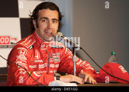 17 avril 2011 - Long Beach, Californie, États-Unis d'Amérique - Dario Franchitti, répond à des questions au cours de la conférence de presse après la course. Franchitti a terminé troisième dans l'événement de la série IZOD Indycar, une course de rue 1,96 km serpentant à travers les rues de Long Beach, en Californie. (Crédit Image : © Tony Leon/ZUMAPRESS.com) Southcreek/mondial Banque D'Images