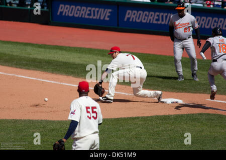 17 avril 2011 - Cleveland, Ohio, États-Unis - Cleveland Indians joueur Matt LaPorta (# 7) attrape la balle pour obtenir le voltigeur des orioles de Baltimore, Felix Pie (# 18) dans la MLB baseball match entre les Indians de Cleveland et les Orioles de Baltimore à Cleveland, OH. Les Indiens battre les Orioles 4-2. (Crédit Image : © Bryan Rinnert/global/ZUMAPRESS.com) Southcreek Banque D'Images