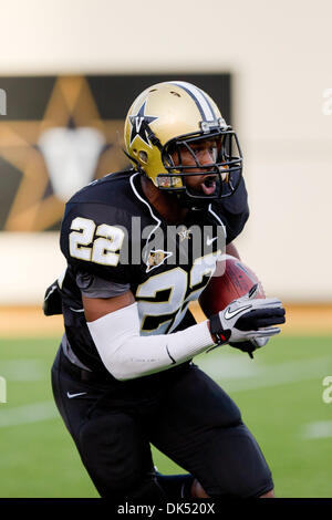 17 avril 2011 - Nashville, Tennessee, États-Unis - Le Commodore Vanderbilt arrière défensif ERIC SAMUELS (22) avec la balle au stade Vanderbilt à Nashville. (Crédit Image : © Allan Wagner/ZUMAPRESS.com) Southcreek/mondial Banque D'Images