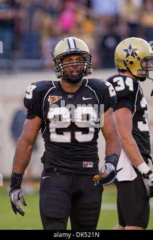 17 avril 2011 - Nashville, Tennessee, États-Unis - Le Commodore Vanderbilt secondeur Tristan Strong (29) au stade de Vanderbilt à Nashville, TN (crédit Image : © Allan Wagner/ZUMAPRESS.com) Southcreek/mondial Banque D'Images