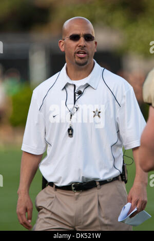 17 avril 2011 - Nashville, Tennessee, États-Unis - Vanderbilt Commodores Coach James Franklin lors de sa première saison au stade Vanderbilt à Nashville, TN (crédit Image : © Allan Wagner/ZUMAPRESS.com) Southcreek/mondial Banque D'Images