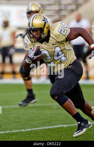 17 avril 2011 - Nashville, Tennessee, États-Unis - Le Commodore Vanderbilt Wesley running back Tate (24) au stade de Vanderbilt à Nashville, TN (crédit Image : © Allan Wagner/ZUMAPRESS.com) Southcreek/mondial Banque D'Images