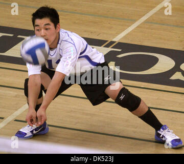 Avril 16, 2011 - San Diego, Californie, USA - Le 16 avril 2011, San Diego, Californie, États-Unis d' Volleyball Tournament match final au Scripps Ranch élevé, Carlsbad bat Rancho Bernardo- R.B.'s Matt Hanamoto creuse pour retourner un service. Crédit photo : CHARLIE NEUMAN/San Diego Union-Tribune/ZUMA Press (crédit Image : © The San Diego Union-Tribune/ZUMAPRESS.com) Banque D'Images