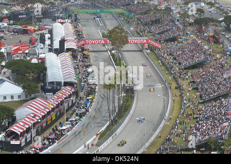 17 avril 2011 - Long Beach, Californie, États-Unis - Long Beach, Californie. USA -- vue aérienne de l'Izod Indycar series lors de la Grand Prix Toyota de Long Beach (Californie) le 17 avril 2011. Les coureurs sont sur la route..Photo de Jeff Gritchen / Long Beach Press-Telegram. (Crédit Image : © Jeff Gritchen/ZUMAPRESS.com) Banque D'Images