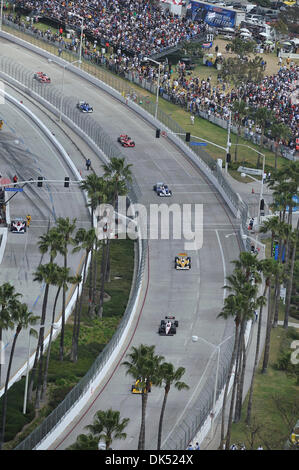 17 avril 2011 - Long Beach, Californie, États-Unis - Long Beach, Californie. USA -- vue aérienne de l'Izod Indycar series lors de la Grand Prix Toyota de Long Beach (Californie) le 17 avril 2011. Les coureurs sont sur la route..Photo de Jeff Gritchen / Long Beach Press-Telegram. (Crédit Image : © Jeff Gritchen/ZUMAPRESS.com) Banque D'Images