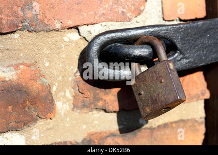 Big old rusty fermer protection sécurité cadenas Banque D'Images