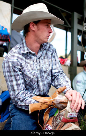 17 avril 2011 - Red Bluff, Californie, États-Unis - Teddy Athan de Livermore, CA se prépare à monter dans le 2011 Red Bluff Round-Up au District de Tehama Fairgrounds à Red Bluff, CA. (Crédit Image : © Matt Cohen/ZUMAPRESS.com) Southcreek/mondial Banque D'Images