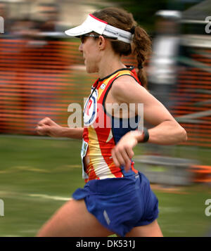 17 avril 2011 - San Diego, Californie, USA - 17 avril 2011 - San Diego, CA- Sheila (CQ) Croft de Redmond, Washington, franchit la ligne d'arrivée du semi-marathon de La Jolla pour gagner la division féminine de la course avec un temps de 1 heures, 22 minutes, 55 secondes. (Howard Lipin/San Diego Union-Tribune) Obligatoire Crédit photo : HOWARD LIPIN/ San Diego Union-Tribune/ZUMA Press, San Diego Un Banque D'Images